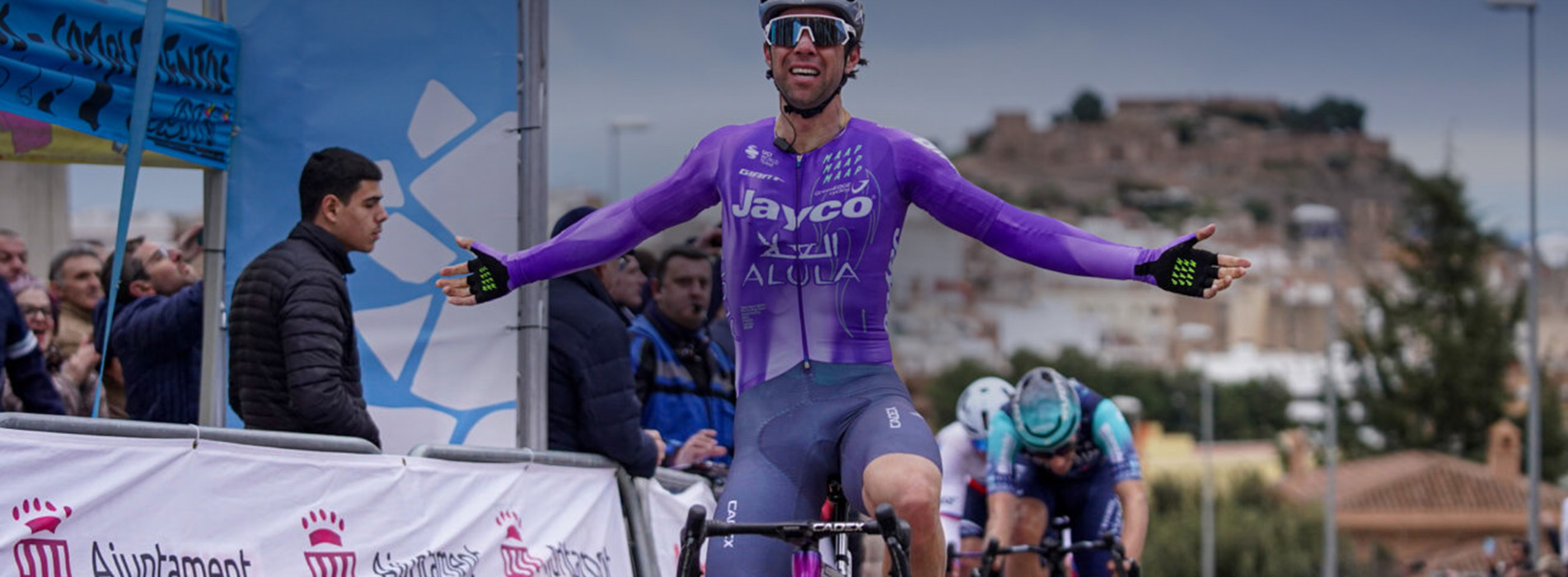 Trainingpeaks And Team Jayco Alula – Sprintcyclingagency Male Cyclist Crossing The Finish Line Team Jayco Alula
